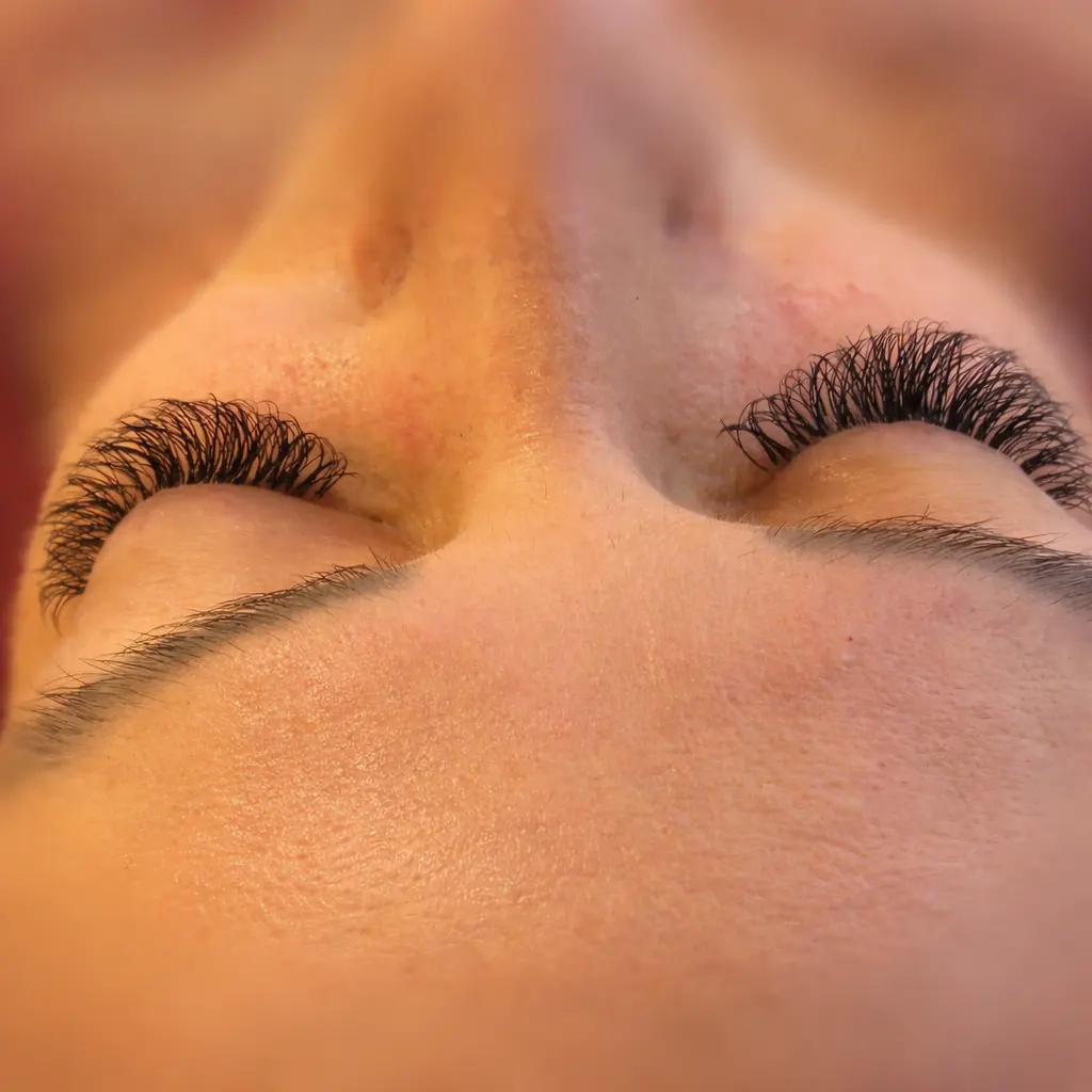 Extensão de cílios fio a fio com resultado natural