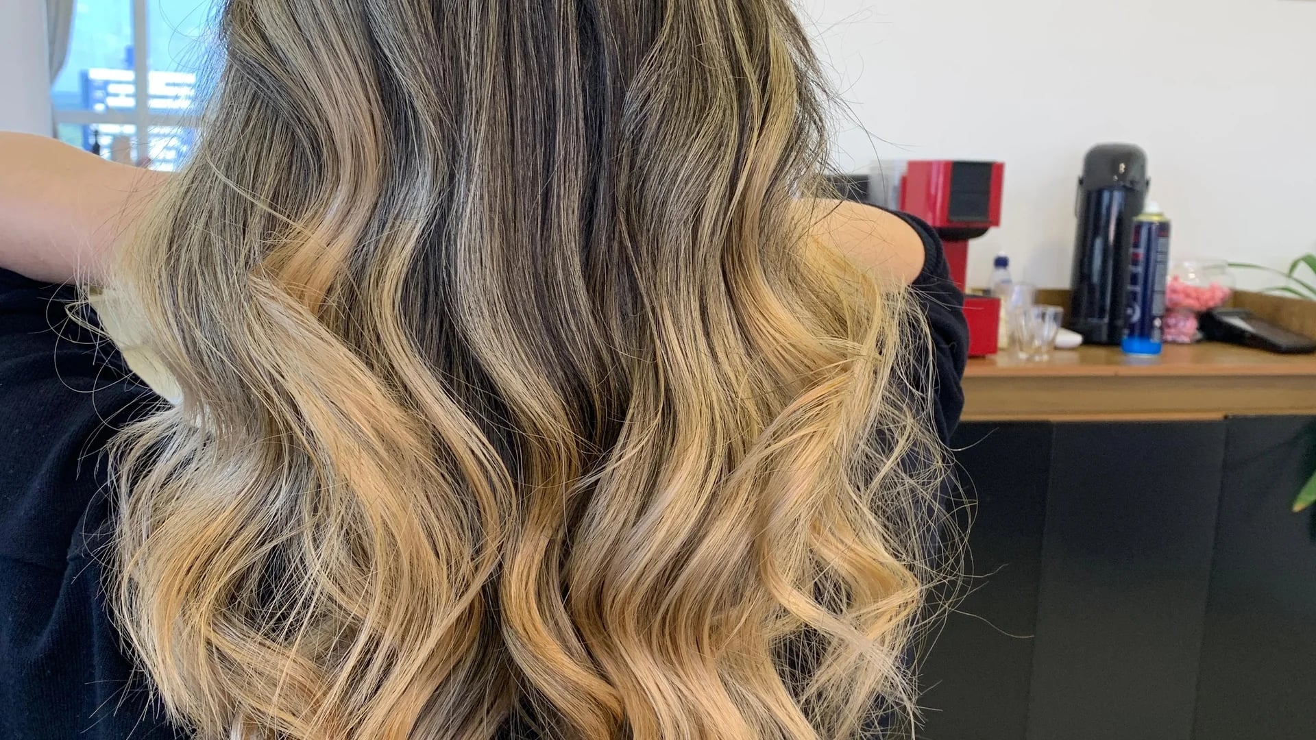 Vista panorâmica do Studio Vanessa Paiva no 7º andar com luz natural entrando pela janela, mostrando a vista exclusiva de Gravataí