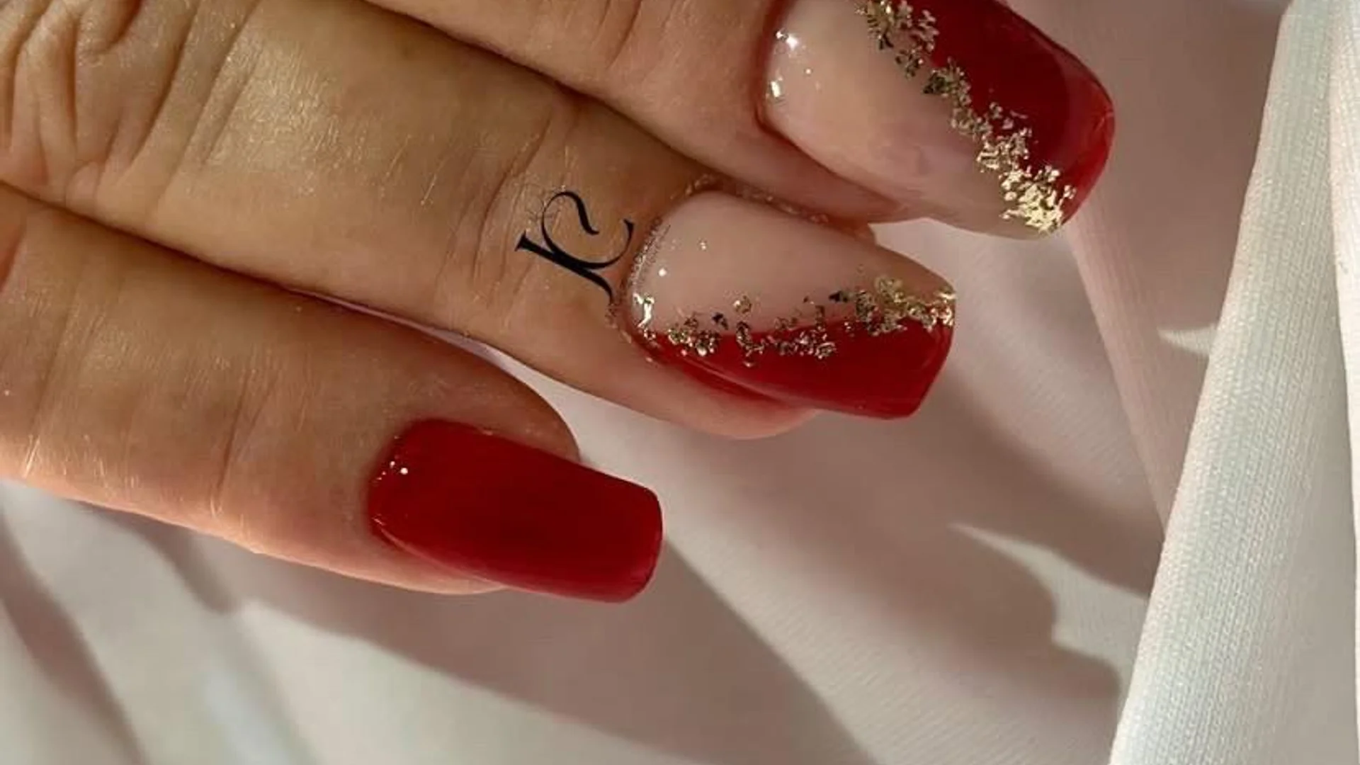 Detalhe de unhas decoradas